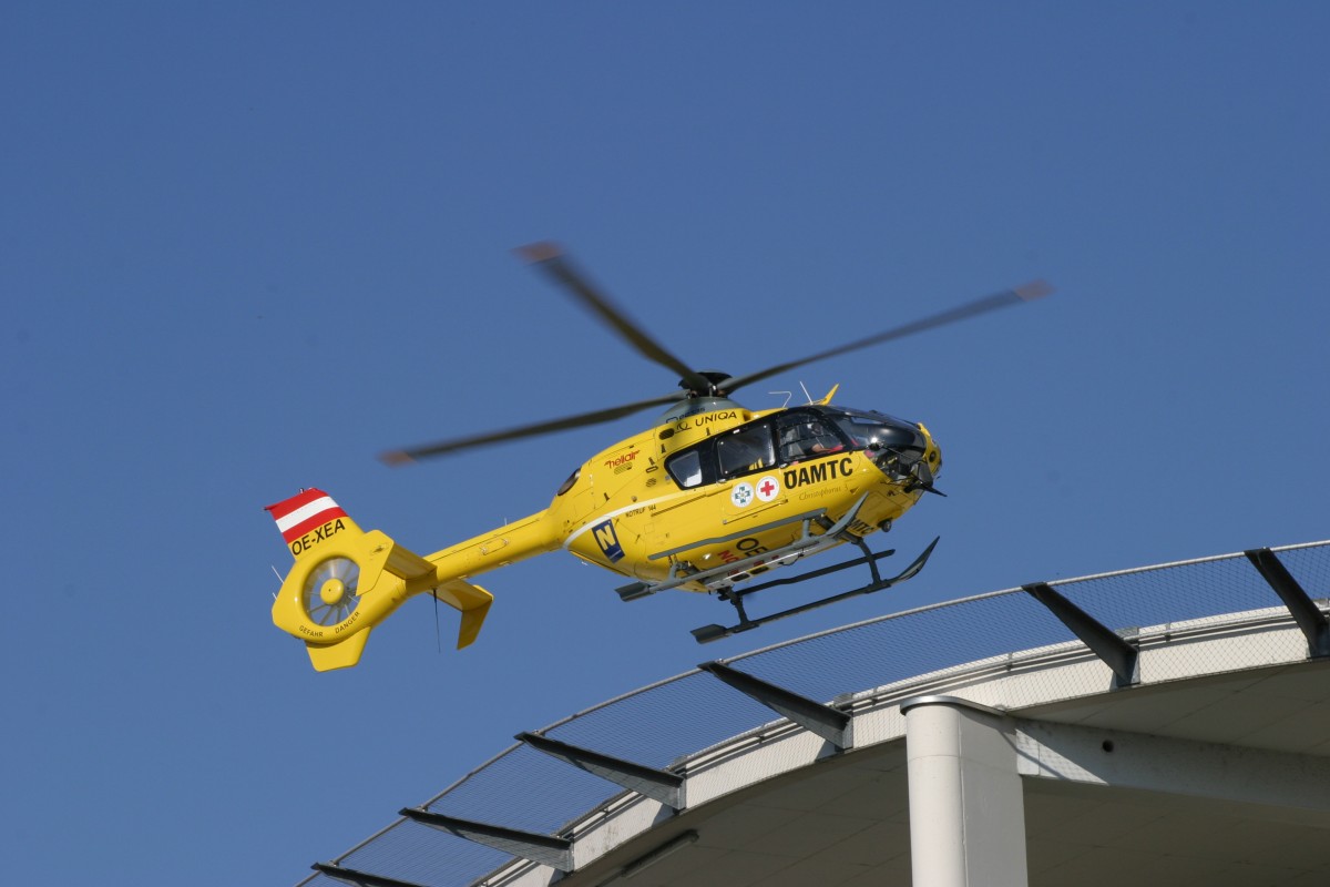OE-XEA EC-135 T1 als Christophorus 3 beim Abflug nach der Patientenbergabe vom
AKH Wr.Neustadt am 6.9.13