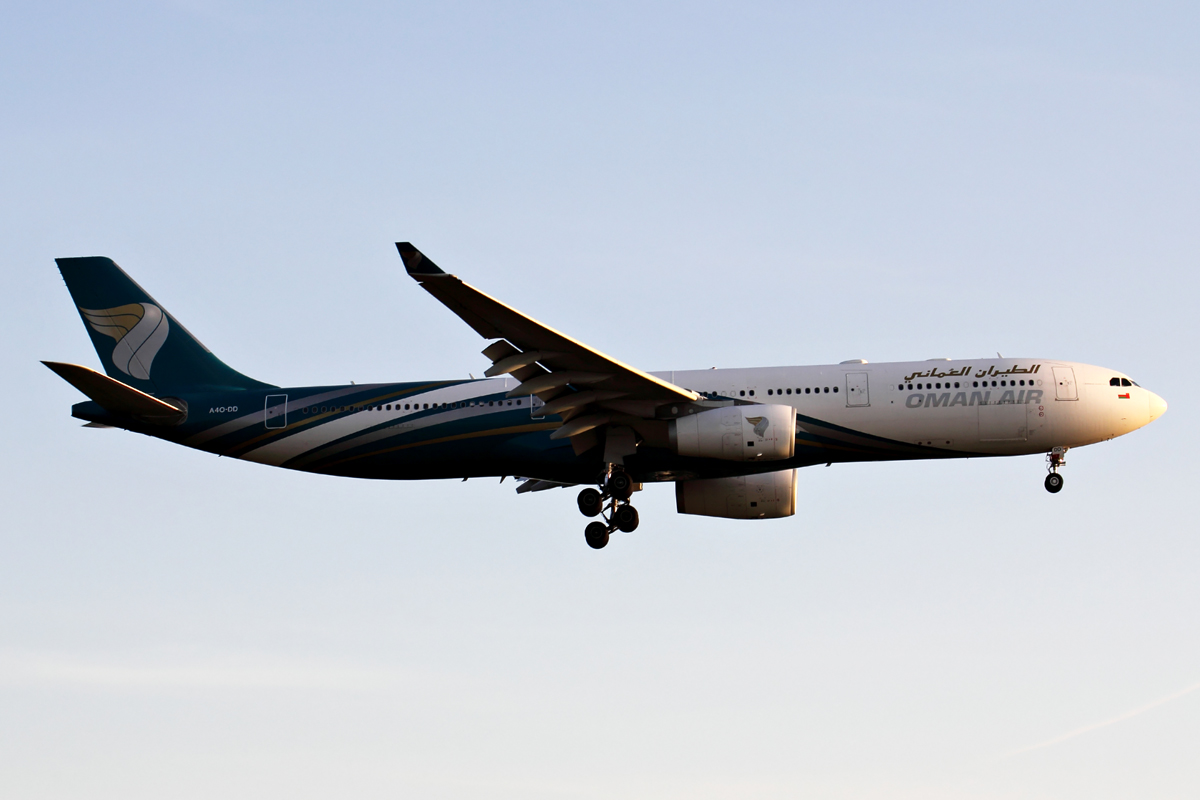 Oman Air A4O-DD am frühen morgen beim Landeanflug in Frankfurt 19.7.2014