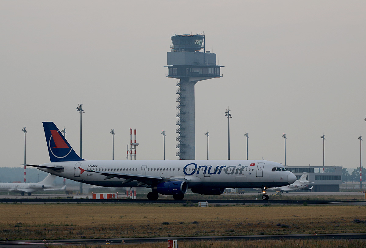 Onur Air, Airbus A 321-231, TC-OBK, SXF, 13.07.2019