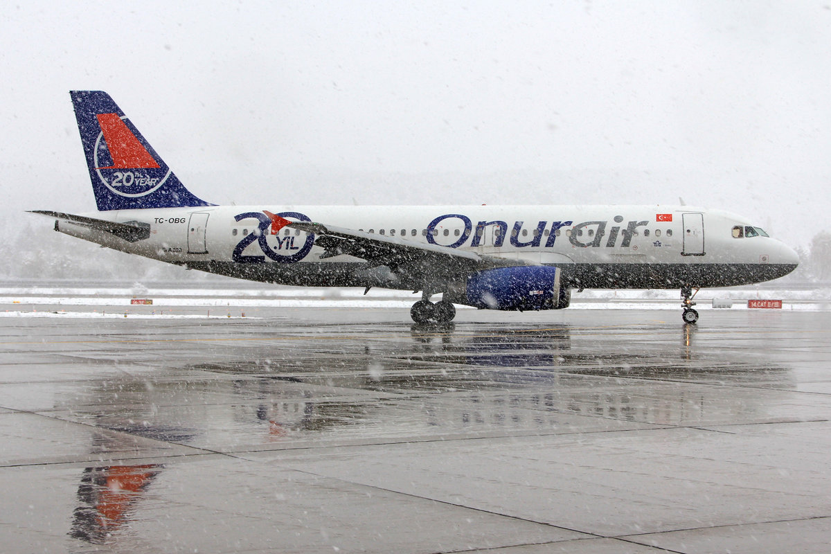 Onur Air, TC-OBG, Airbus A320-233, msn: 916, 28.Oktober 2012, ZRH Zürich, Switzerland. Bei starkerm Schneefall,  Spotter kennt kein Wetter .