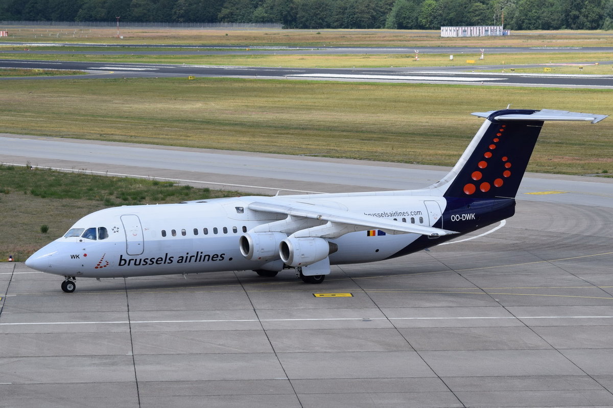 OO-DWK Brussels Airlines British Aerospace Avro RJ100   zum Gate am 07.07.2016 in Tegel