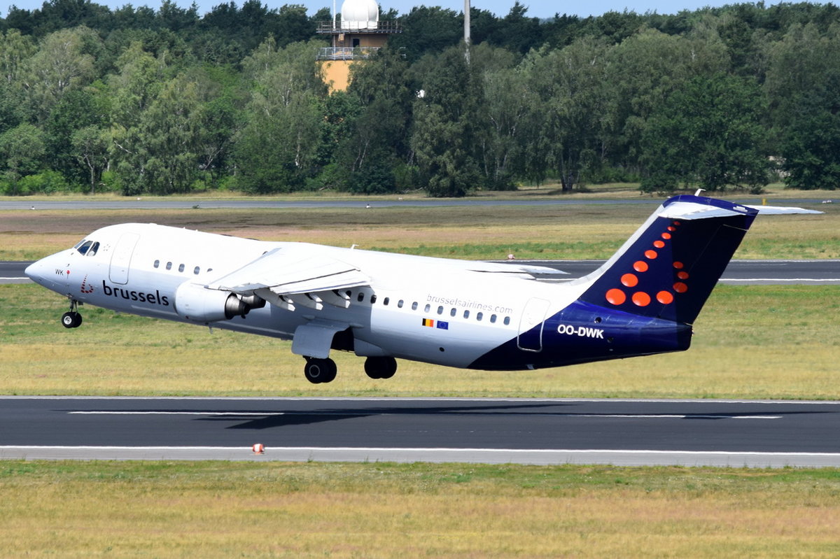 OO-DWK Brussels Airlines British Aerospace Avro RJ100   in Tegel am 07.07.2016 beim Start