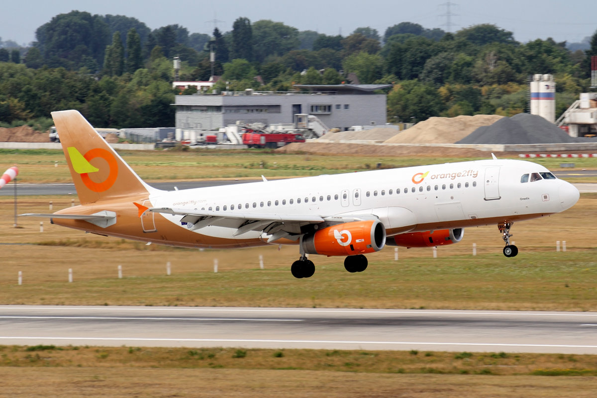 Orange2fly Airbus A320-232 SX-ORG bei der Landung in Düsseldorf 3.8.2019