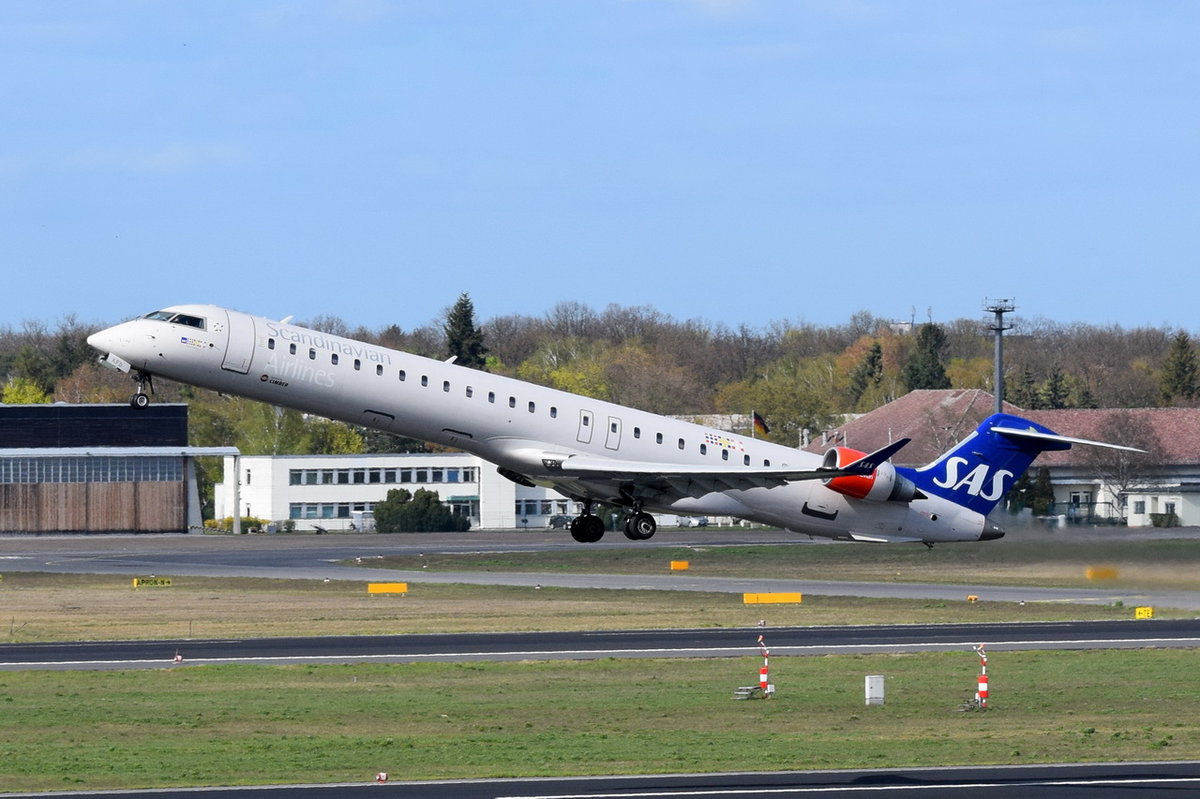 OY-KFD SAS Scandinavian Airlines Canadair CL-600-2D24 Regional Jet CRJ-900LR  in Tegel gestartet am 20.04.2016