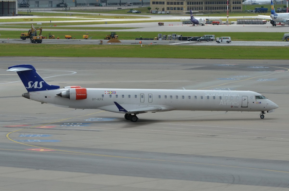 OY-KFK SAS Scandinavian Airlines Canadair CL-600-2D24 Regional Jet CRJ-900ER  zum Start am 15.06.2015 in Hamburg