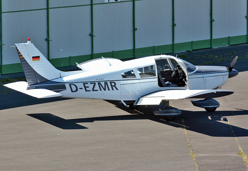 PA 28 Cherokee D-EZMR in Bonn-Hangelar - 17.08.2016