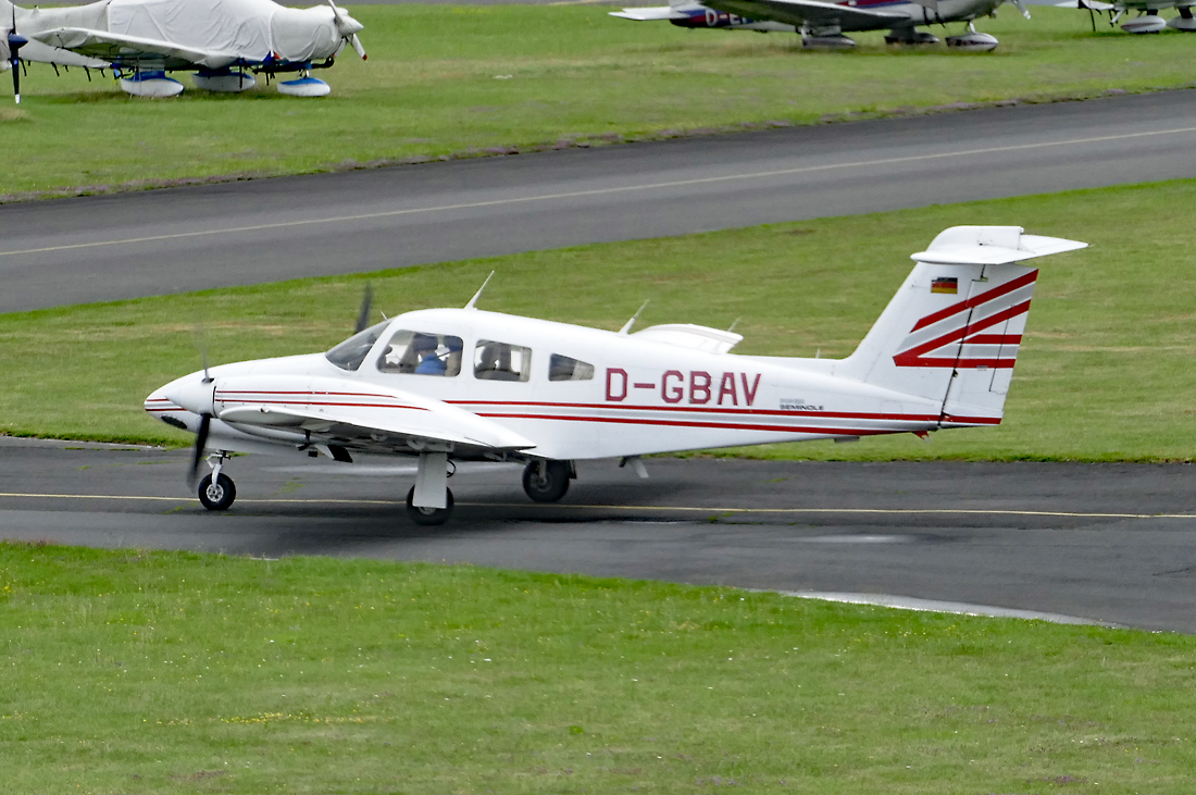 PA 44-180T Turbo Seminole, D-GBAV auf dem Rollweg in EDKB - 26.07.2017