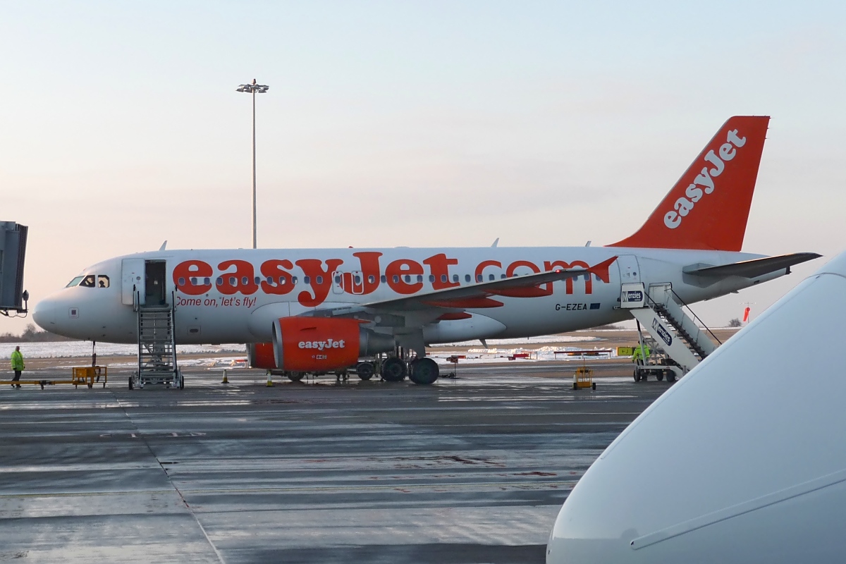 Passt genau in die Lcke: EasyJet Airbus A319-111, G-EZEA, in Stansted, 10.2.12 