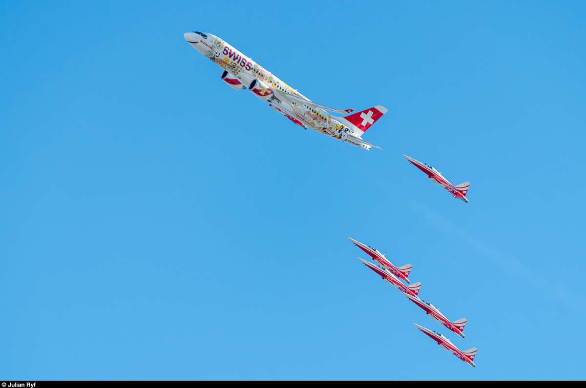 Patrouille Suisse und Swiss International Airlines Bombardier CS-300 HB-JCA anlässlich der 88. Lauberhornrennen am 13. Januar 2018 in Wengen.