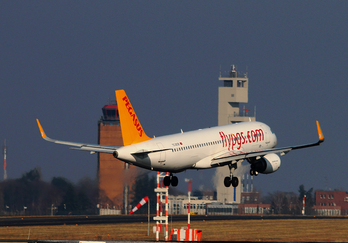 Pegasus A 320-214 TC-DCB bei der Landung in Berlin-Schnefeld am 14.02.2015