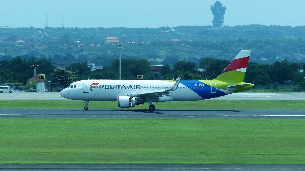 Pelita Air, Airbus A 320-214, PK-PWD gelandet in Denpasar (DPS) am 12.11.2022