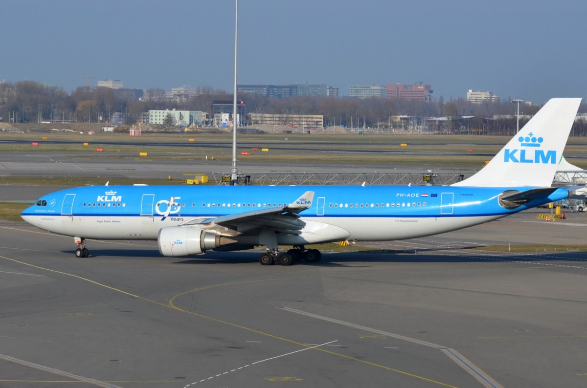 PH-AOE KLM Royal Dutch Airlines Airbus A330-203  in Amsterdam am 13.03.2015 zum Start