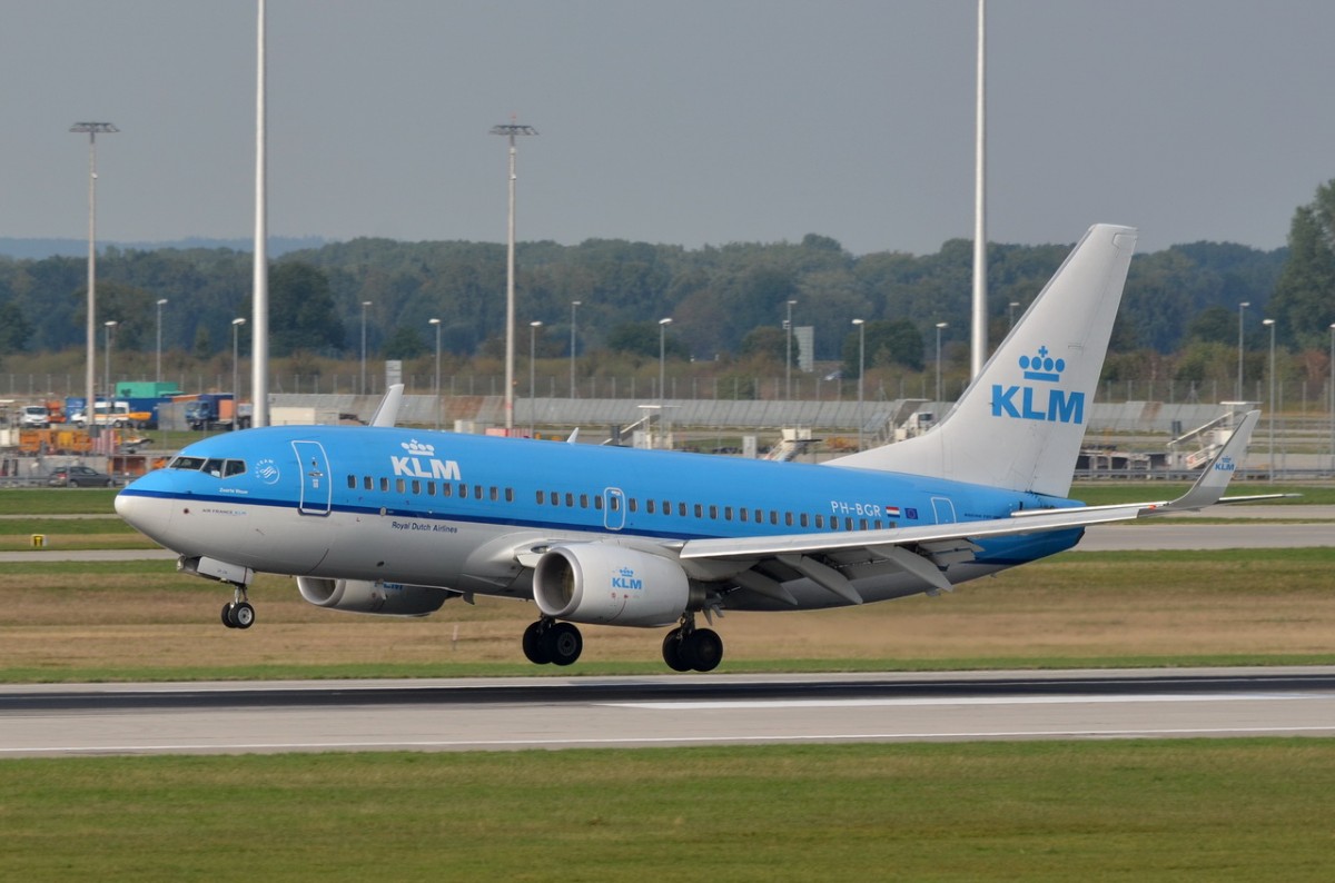 PH-BGR KLM Royal Dutch Airlines Boeing 737-7K2(WL)   vor der Landung in München   11.09.2015