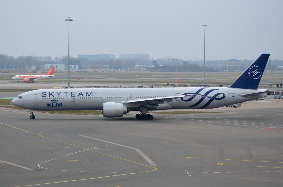 PH-BVD KLM Royal Dutch Airlines Boeing 777-306(ER)  in Amsterdam zum Gate am 15.03.2015