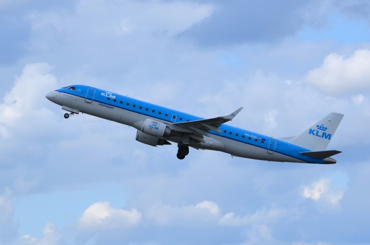 PH-EZC KLM Cityhopper Embraer ERJ-190STD (ERJ-190 bis 100)     am 20.08.2014 in Tegel gestartet
