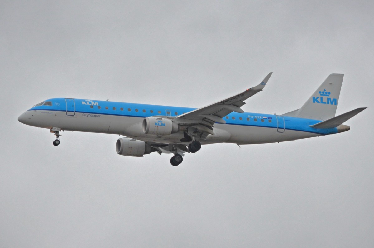 PH-EZP KLM Cityhopper Embraer ERJ-190STD (ERJ-190-100)  Anflug Tegel am 09.02.2015