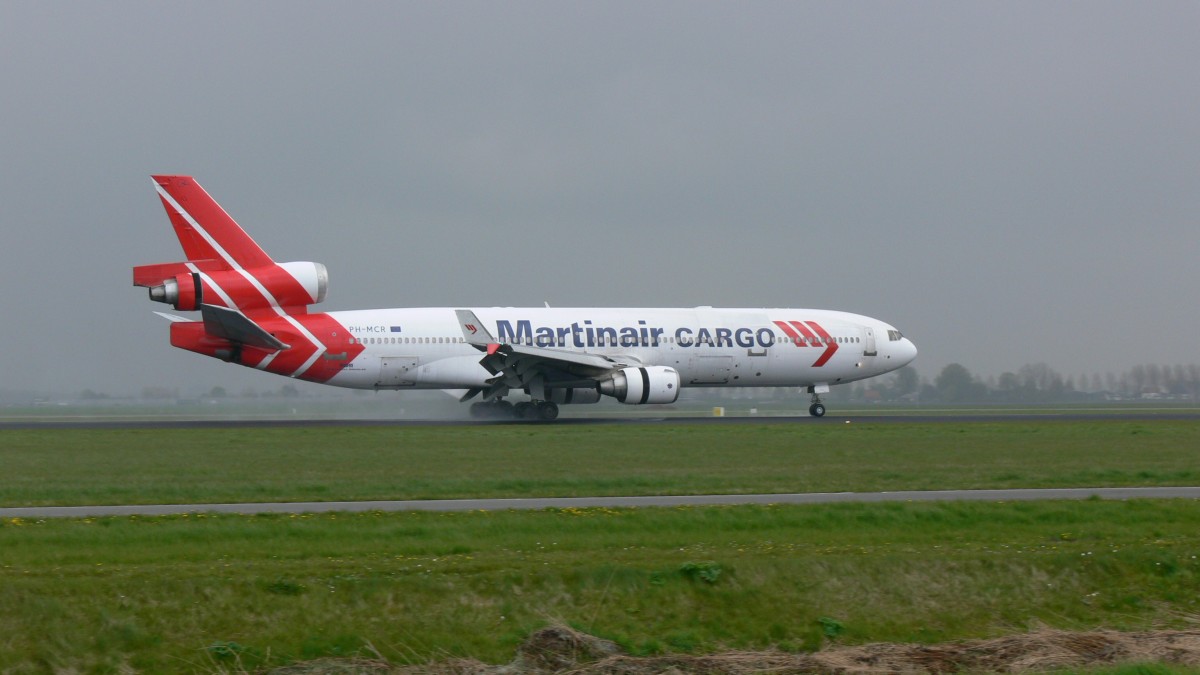 PH-MCR der Martinair Cargo mit einer McDonnell Douglas MD-11CF in Amsterdam am 20.04.2012