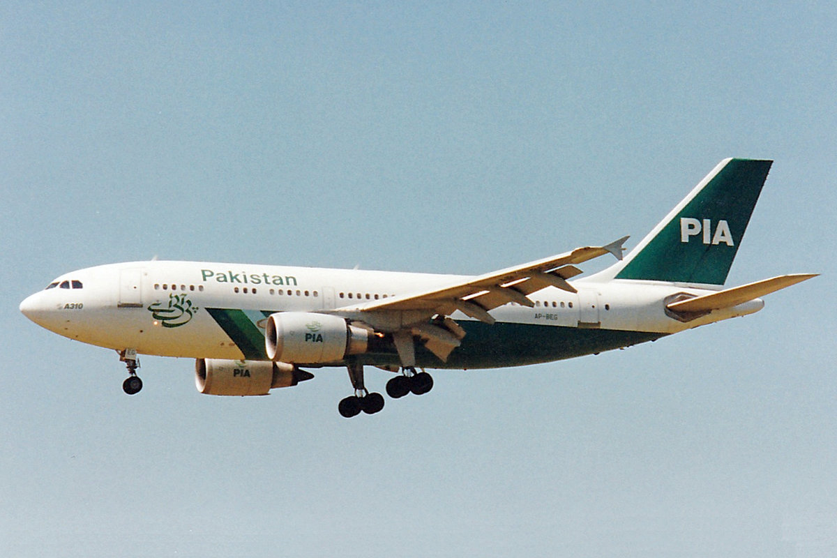 PIA Pakistan International, AP-BEG, Airbus A310-308, msn: 653, Juli 1995, ZRH Zürich, Switzerland. Scan aus der Mottenkiste.