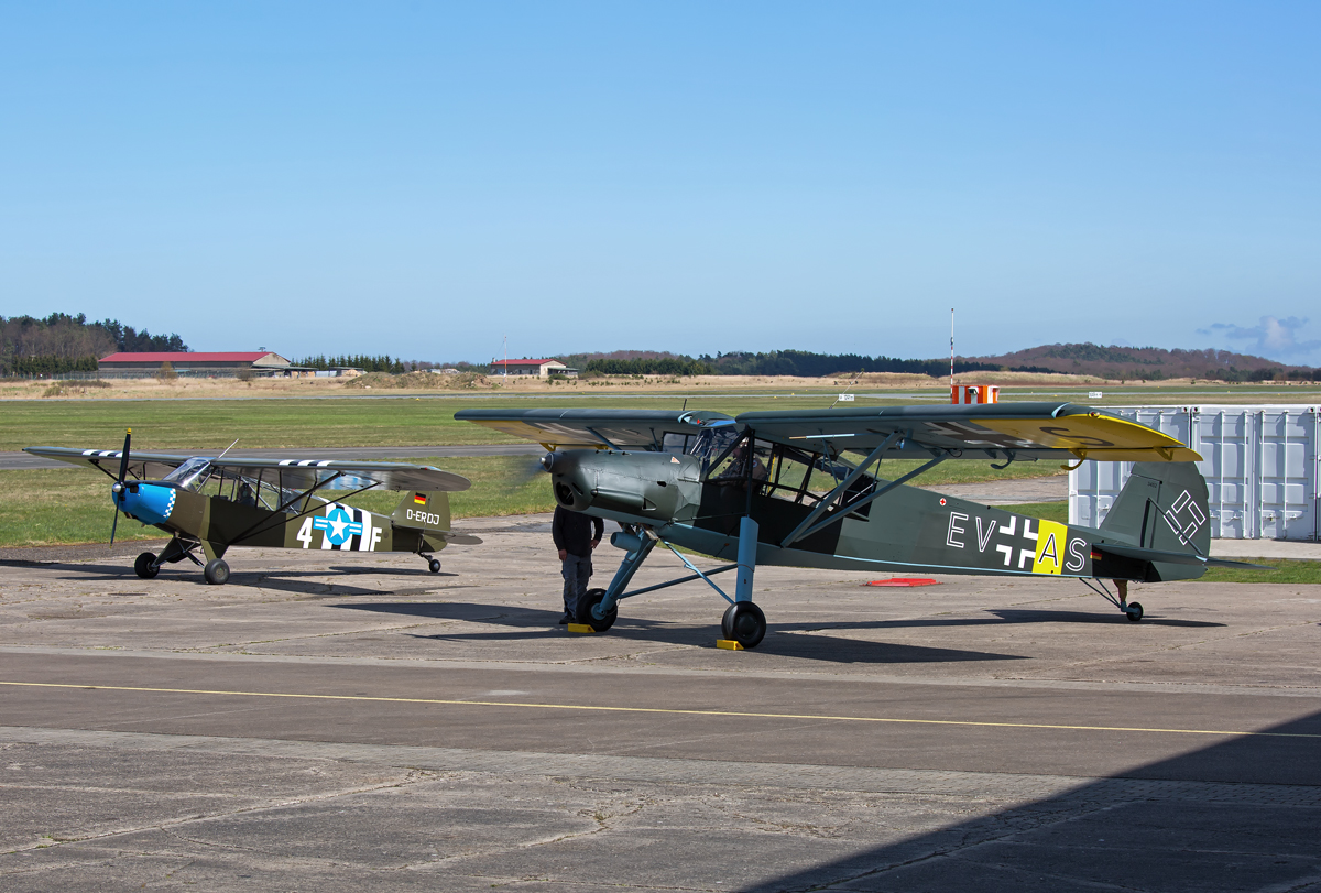 Piper CUB PA-18 D-ERDJ und Fieseler FI 156 (Storch) D-EVAS bei Startvorbereitungen am Hanger 10 in Zirchow. - 17.04.2015