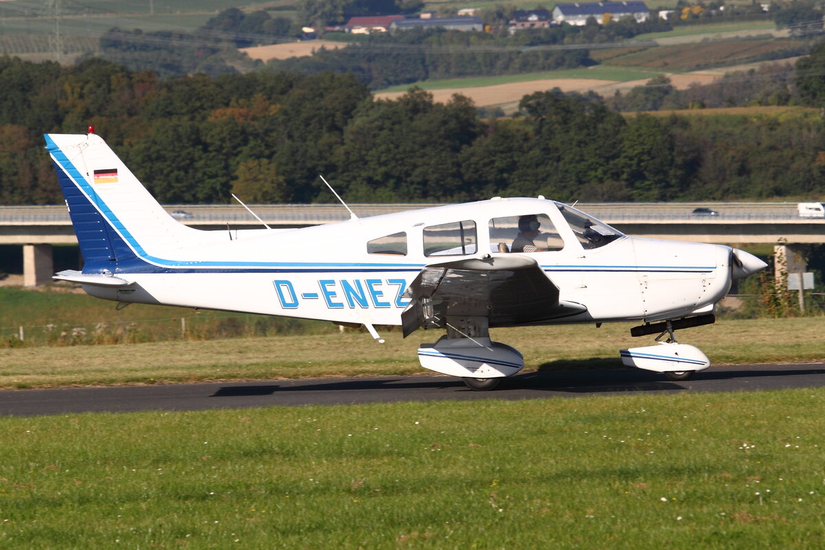 Piper PA-28-161 Warrior II, D-ENEZ, Flugsportverein Hoppstädten-Weiersbach. Bad Neuenahr-Ahrweiler (EDRA) am 25.09.2021.