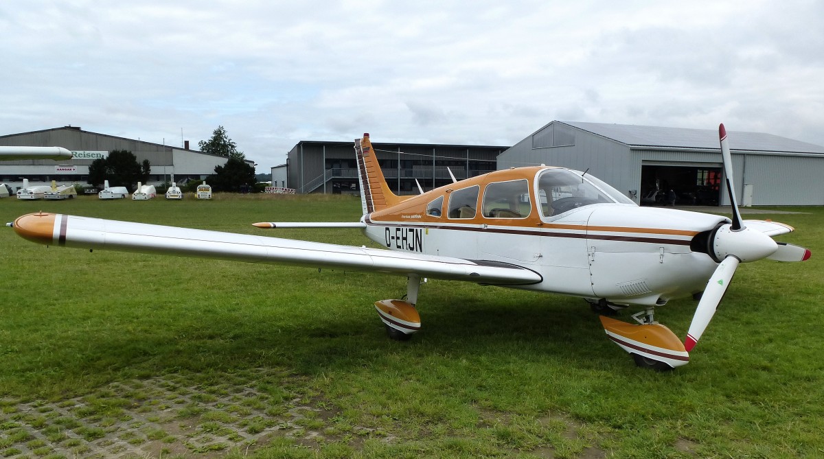 Piper PA28-235, Kennung D-EHJN, Baujahr 1973, 235PS, Vmax.240Km/h, Reichweite 1400Km, Flugplatz Freiburg, Juni 2015