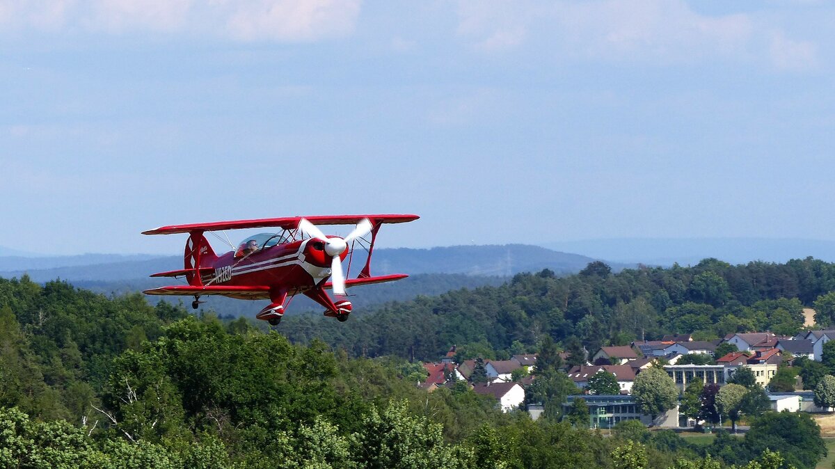 Pitts S 2B, N92ED im Endanflug auf die Piste 25 in Coburg Steinrücken (EDQY) am 16.7.2022