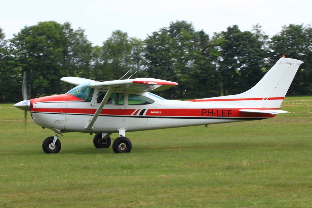 Privat, Cessna 182Q Skylane II; PH-LEF. Ailertchen (EDGA) am 19.05.2018.