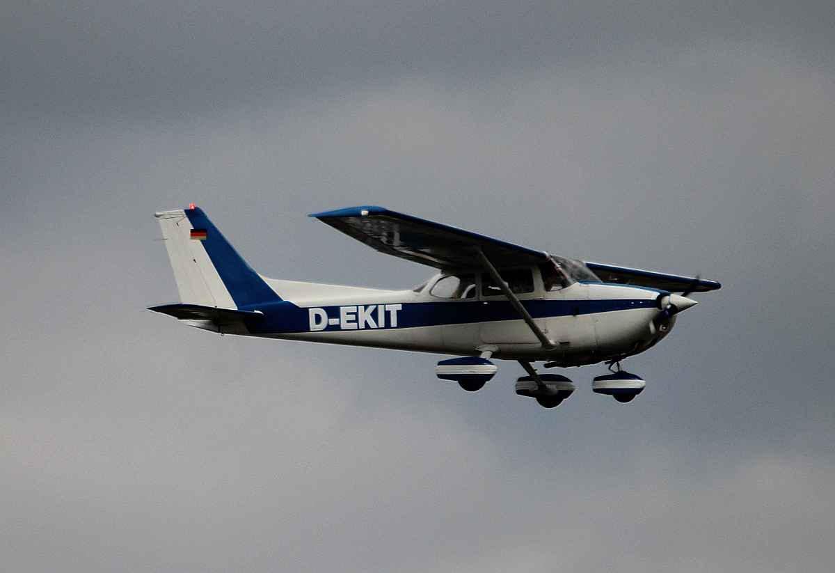 Privat Reims-Cessna F 172N D-EKIT beim berflug in Berlin-Tegel am 27.04.2014