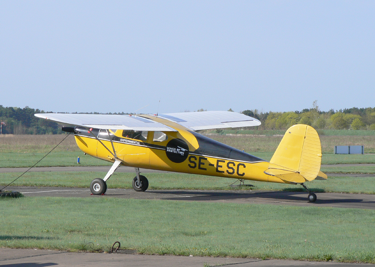 Private Cessna 140 SE-ESC am 01.05.2013 auf dem Flugplatz Strausberg