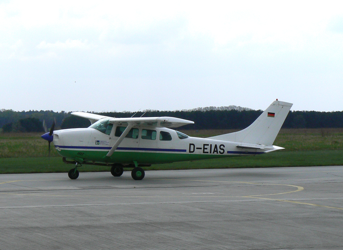 Private Cessna 206 D-EIAS am 01.05.2013 auf dem Flugplatz Strausberg