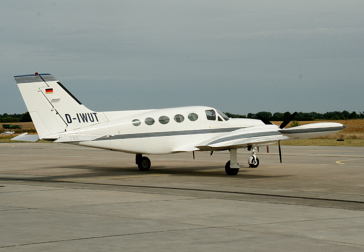 Private Cessna 421B Golden Eagle D-IWUT am 09.08.2013 auf dem Flugplatz Strausberg