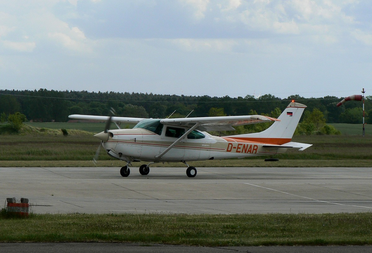 Private Cessna TR 182 Skyline D-ENAR am 17.05.2015 auf dem Flugplatz Strausberg