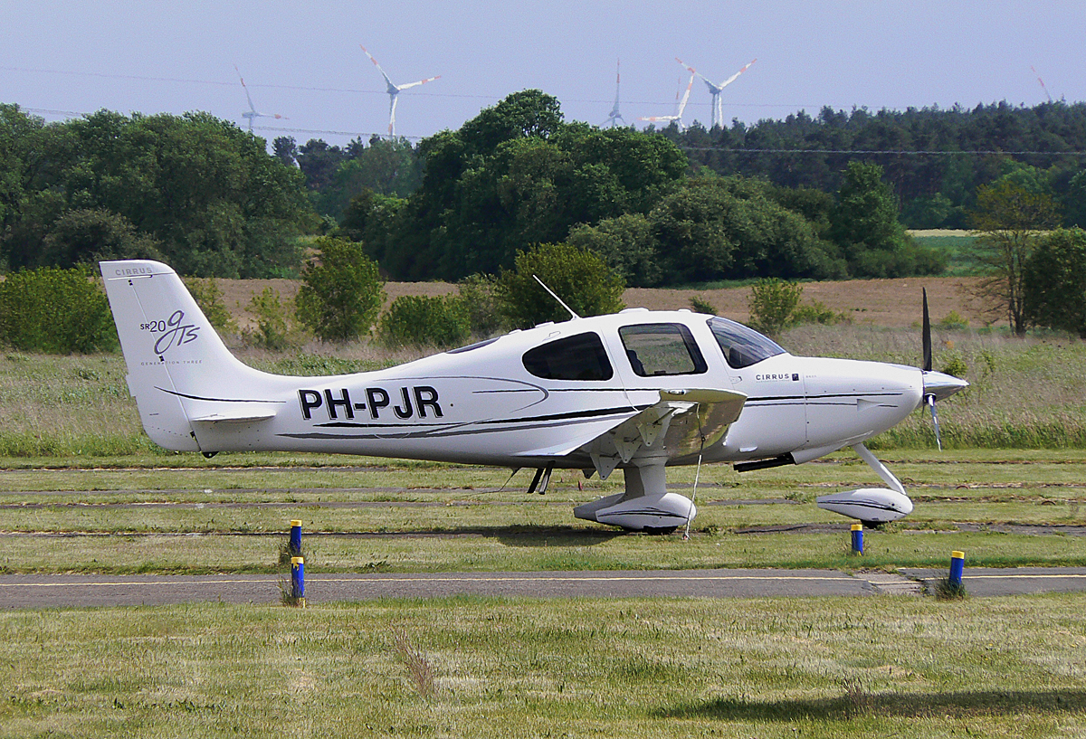 Private Cirrus SR-20 GTS G3 PH-PJR am 17.05.2015 auf dem Flugplatz Strausberg