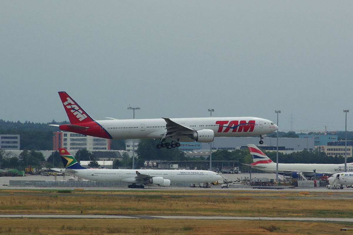 PT-MUA TAM Linhas Areas Boeing 777-32W(ER)    08.08.2013

Flughafen Frankfurt
