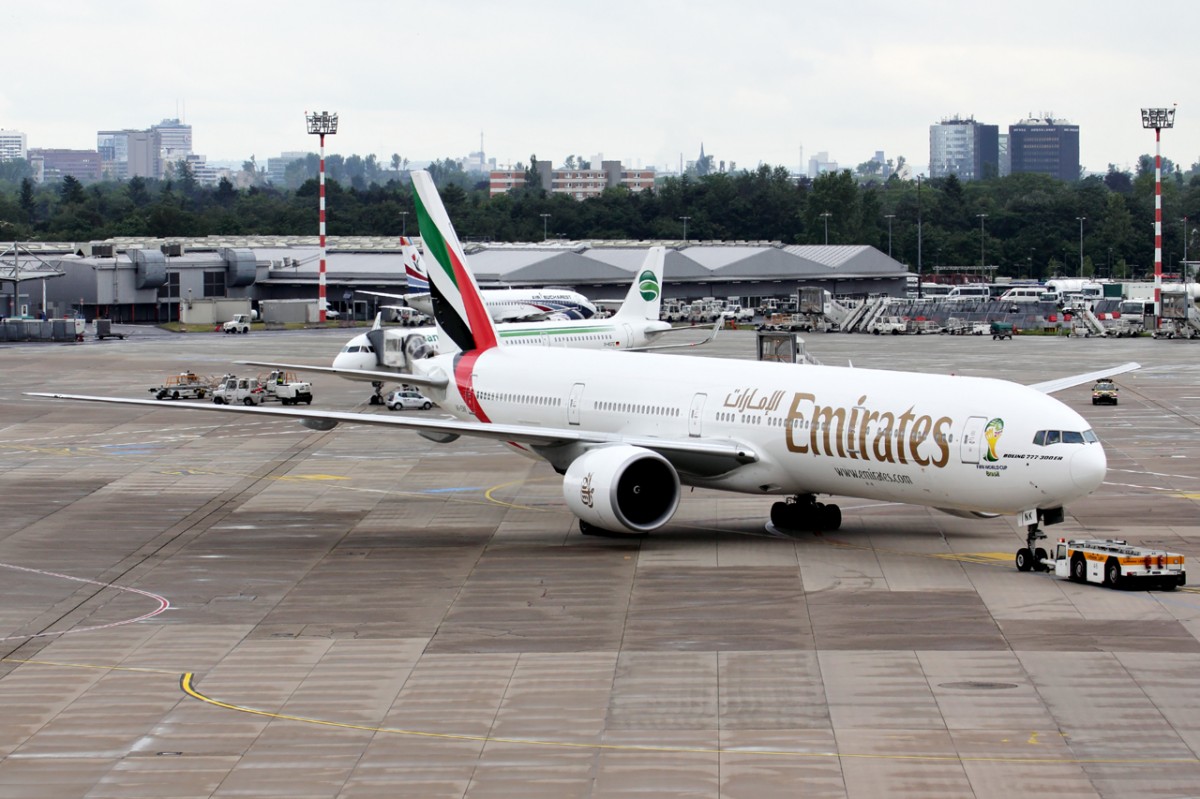 Push Back Emirates A6-ENK in Düsseldorf 5.7.2014
