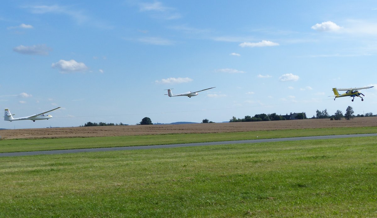 PZL 104 Wilga 35, D-EWRL, Astir SC, D-7376 und SZD 50 Puchacz, D-3829 beim Doppelschlepp in Gera (EDAJ), 13.8.2016