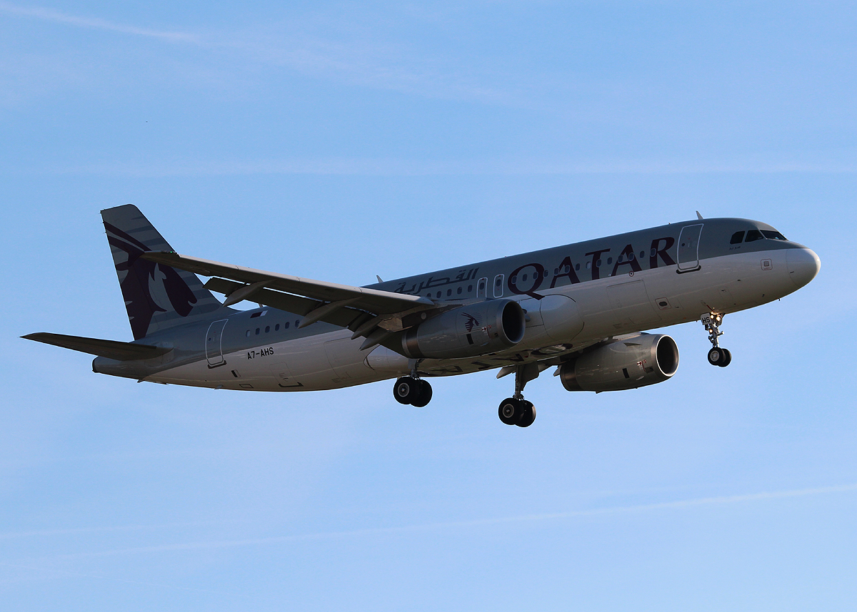 Qatar Airways A 320-232 A7-AHS bei der Landung in Berlin-Tegel am 31.10.2013