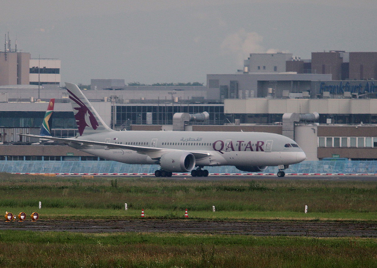 Qatar Airways B 787-8 Dreamliner A7-BCB am frhen Morgen des 12.06.2013 auf dem Flughafen frankfurt