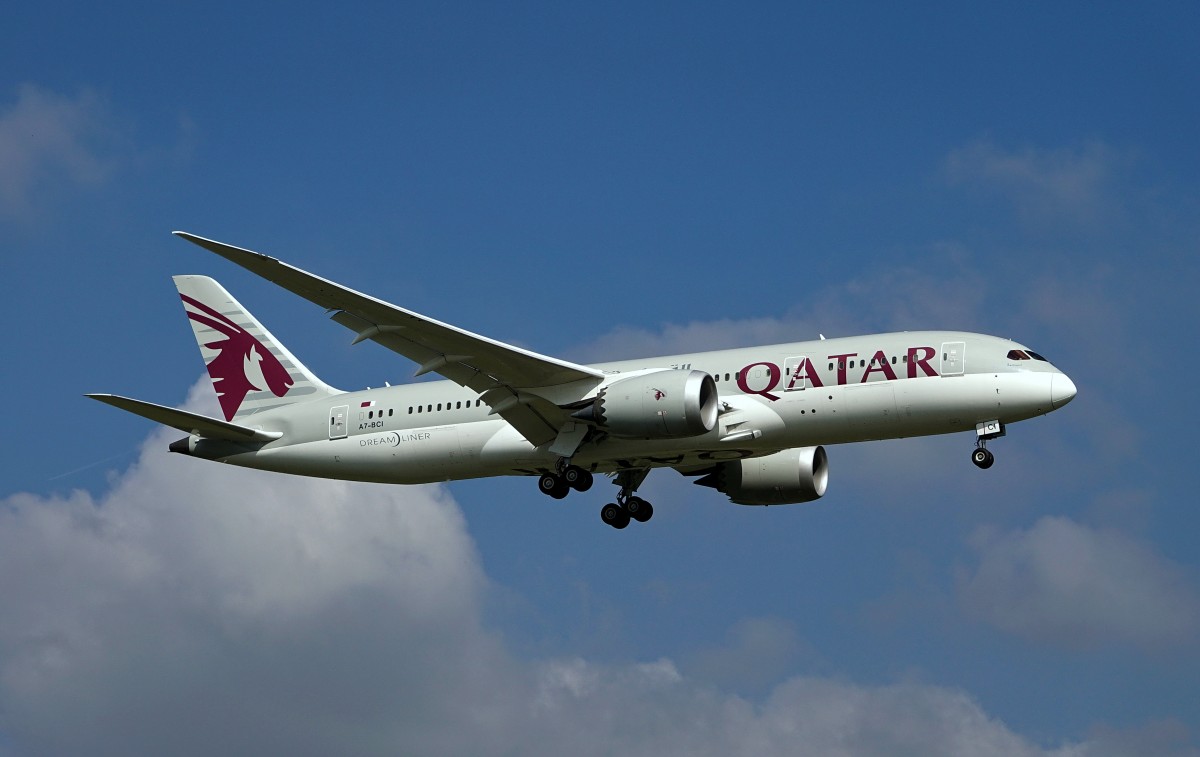Qatar Airways, Boeing 787-8 Dreamliner, A7-BCI. Qatar kommt jeden Tag mit dem neuen Dreamliner nach Zürich. Die Maschine ist schon von weitem beim Landeanflug an ihrer besonderen Flügelstellung zu erkennen. 2.10.2014