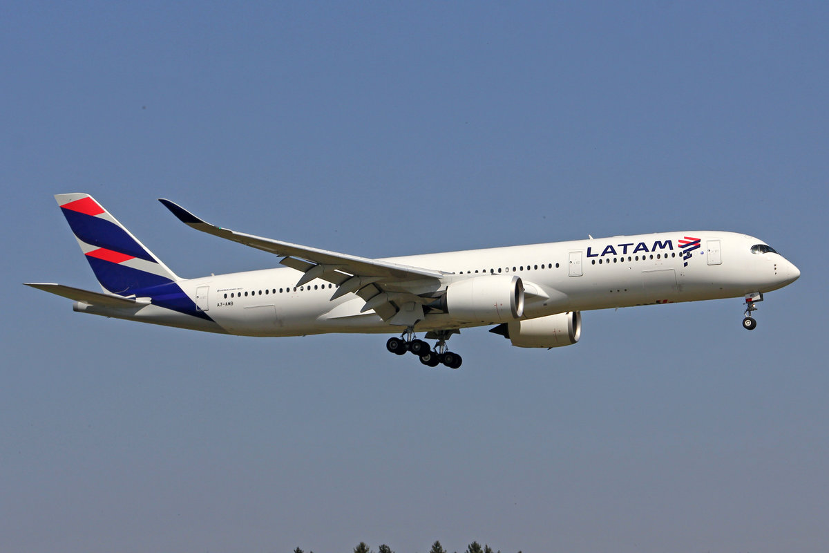 Qatar Airways (LATAM Livery), A7-AMB, Airbus A350-941, msn: 064, 07.April 2018, ZRH Zürich, Switzerland.