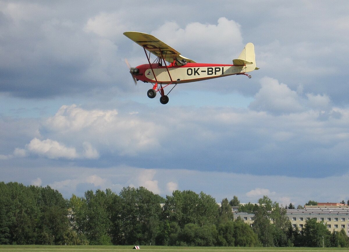 Racek PB-6 OK-BPI überfliegt Flugplatz Zwickau (EDBI) am 11.08.12