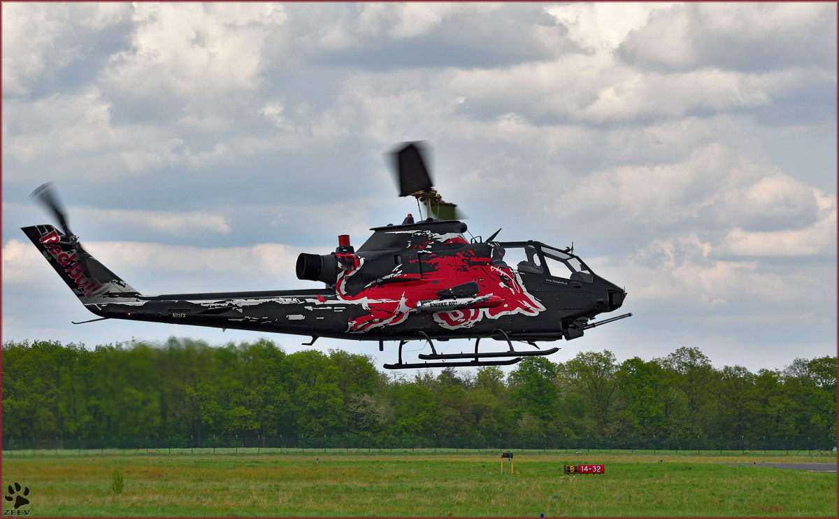 Red Bull N11FX; Bell Cobra; Flying Bulls Trainings Camp in Maribor Flughafen MBX. /24.4.2015