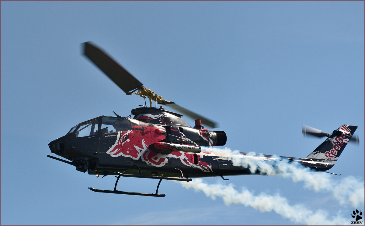 Red Bull N11FX, Bell Cobra; Flying Bulls Trainings Camp auf Maribor Flughafen MBX. /13.4.2016