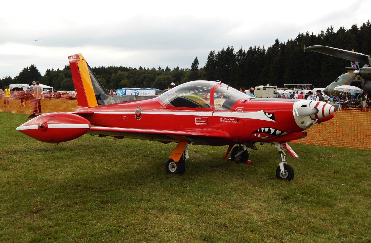  RED DEVILS  der BELGIAN AIR FORCE- Eine Maschine vom Typ Siai-SF-260 Marchetti
nach dem Kunstflugprogramm am 29.8.2015 abgestellt bei der  Breitscheid Airshow
International .