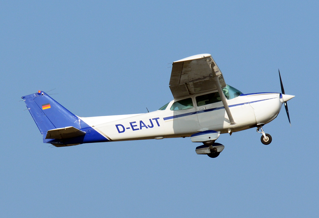 Reims-Cessna F 172 P Skyhawk II, D-EAJT, beim Start von EDKB - 12.02.2015