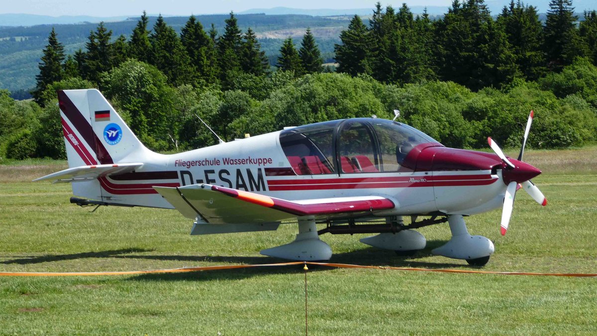 =Robin DR-400, D-ESAM abgestellt auf dem Flugfeld Wasserkuppe im Juni 2017