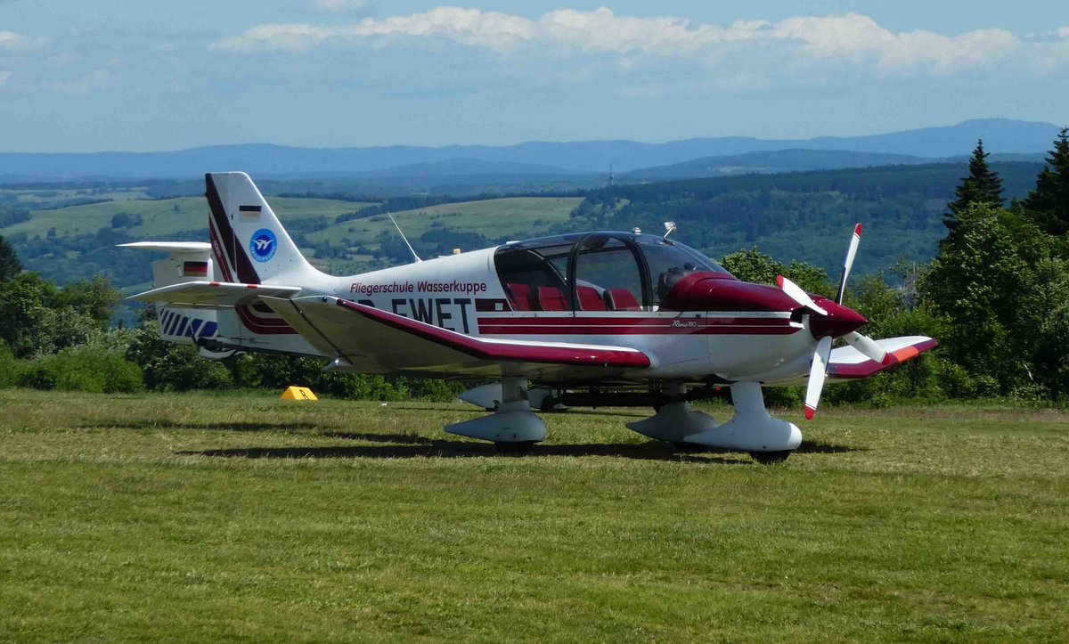 =Robin DR-400, D-EWET abgestellt auf dem Flugfeld Wasserkuppe im Juni 2017