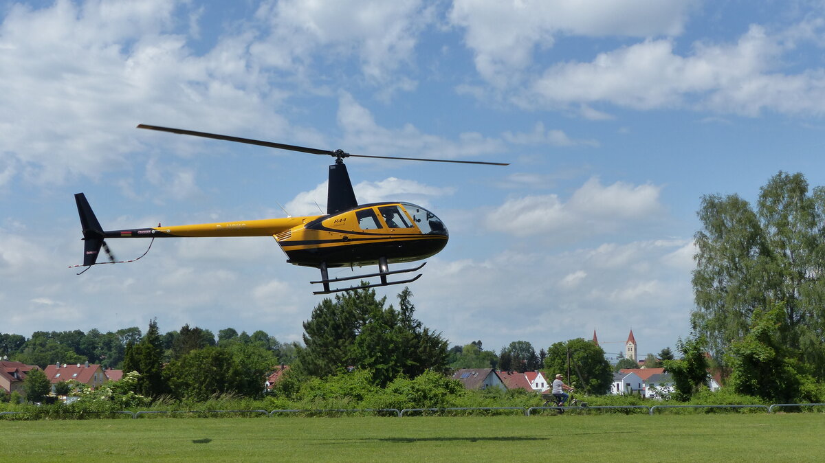 Robinson R 44, D-HSKG am Flugplatz Moosburg auf der Kippe (EDPI). 4.6.2022