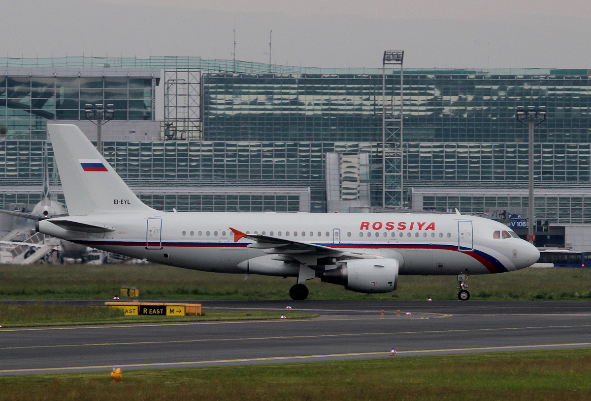 Rossiya A 319-111 EI-EYL bei der Ankunft in Frankfurt am 11.06.2013