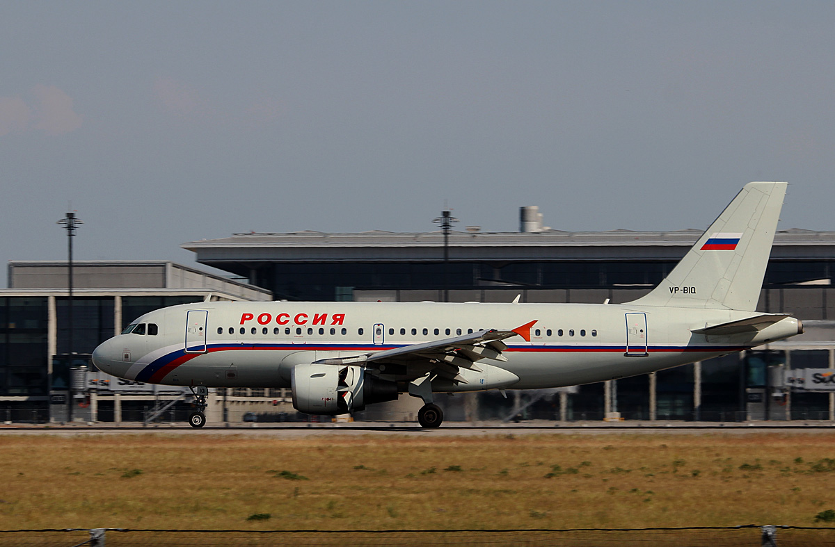 Rossiya A 319-111 VP-BIQ nach der Landung in Berlin-Schnefeld(BER) am 06.06.2015